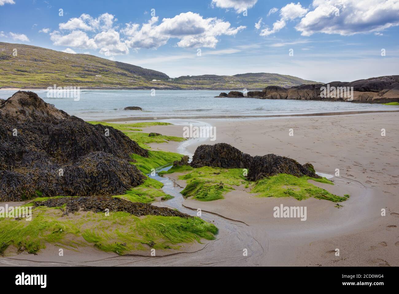 Panoramique de la plage de Derrynane Ogham Stone, sur la route Ring of Kerry, Irlande Banque D'Images