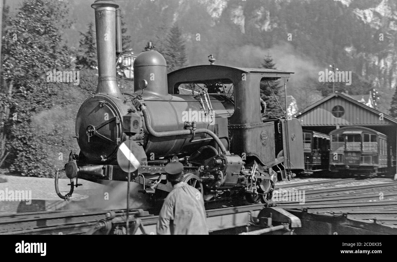 Une photographie d'époque en noir et blanc des années 1920 montrant les moteurs du Rigi Mountain Railway en Suisse. C'était le premier chemin de fer à crémaillère de montagne en Europe. Banque D'Images
