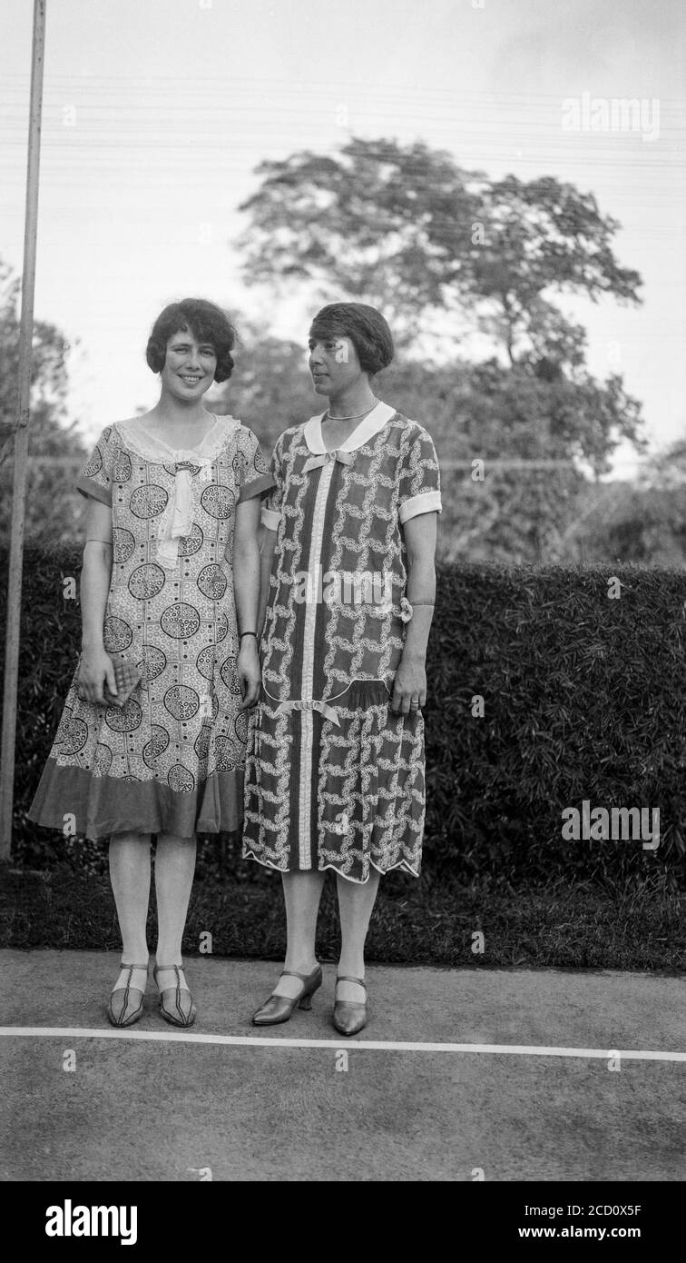 Photographie anglaise vintage des années 1920 en noir et blanc montrant une jeune femme et sa mère, à l'extérieur, posant dans des vêtements à la mode de l'époque. Banque D'Images