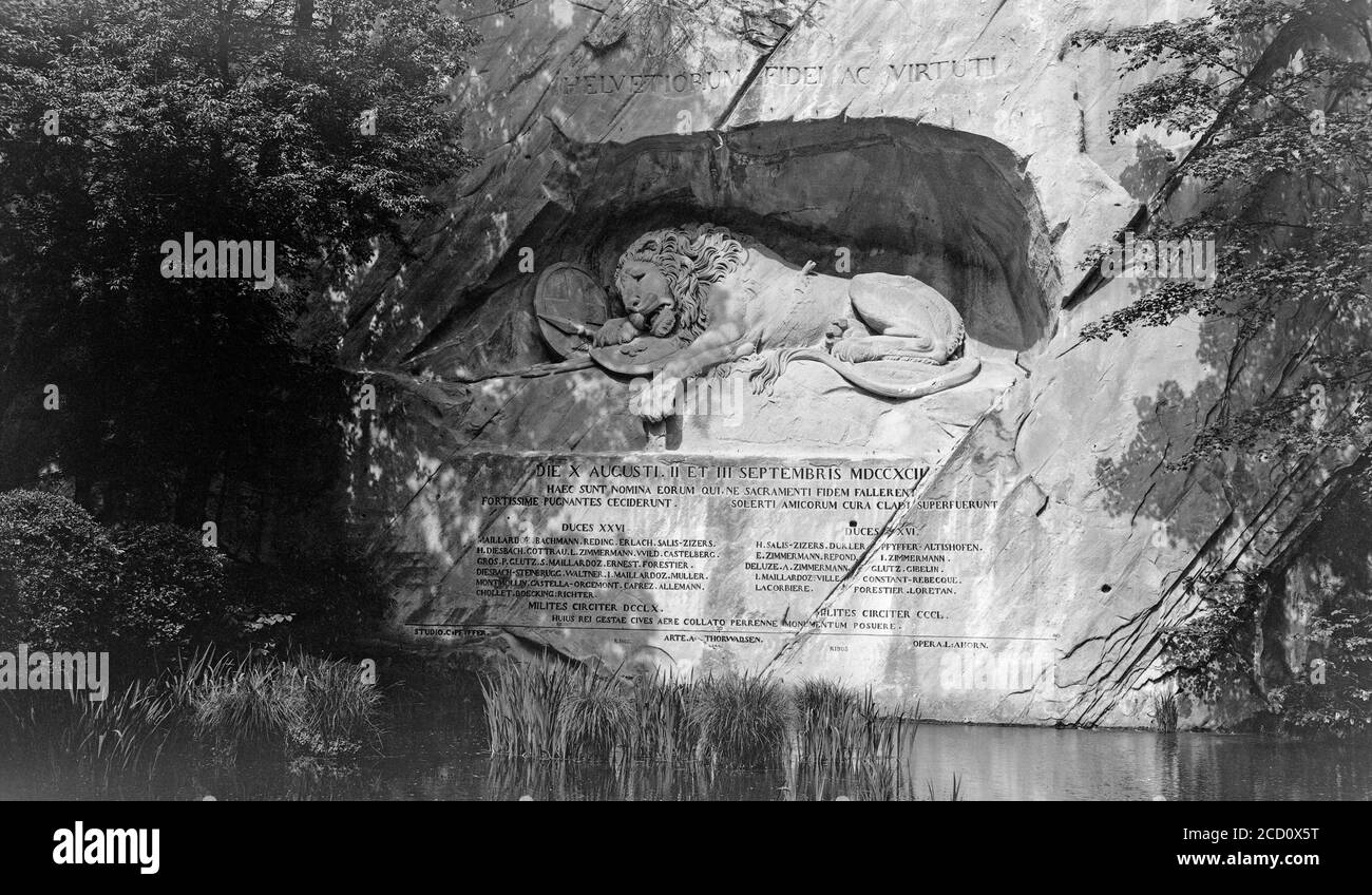 Photographie en noir et blanc du Lion de Lucerne, du Lion Monument ou de Lowendenkmal des années 1920. Un relief rocheux à Lucerne, Suisse, conçu par Bertel Thorvaldsen et hewn en 1820-1821 par Lukas Ahorn. Banque D'Images