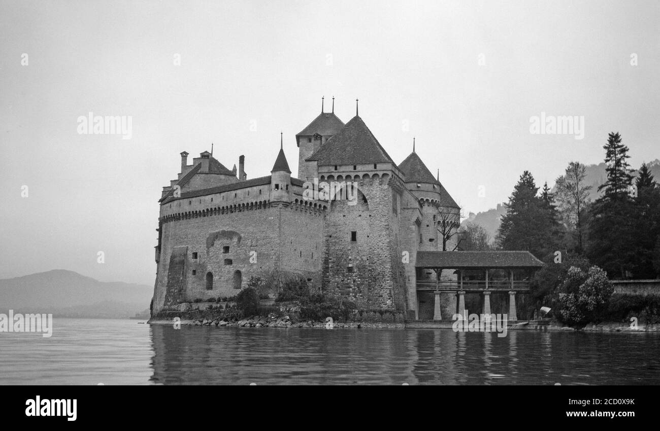 Une photographie d'époque en noir et blanc des années 1920 montrant le château de Chillon, ou château de Chillon, situé sur une île du lac Léman en Suisse. Banque D'Images