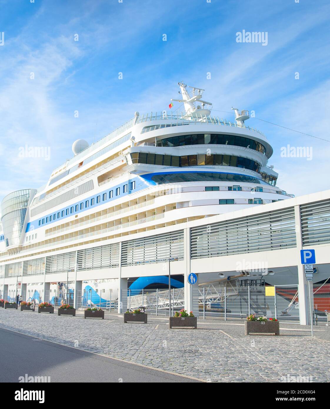 Paquebot De Croisiere De Luxe Oceanique Au Port De Madere Funchal Madere Portugal Photo Stock Alamy