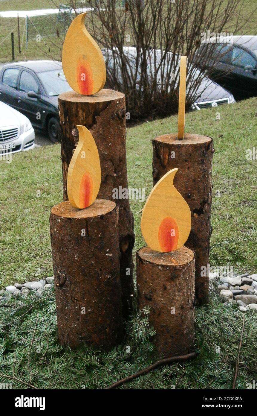 Quatre bougies en bois de différentes hauteurs. Agencée comme une couronne de l'Avent. Banque D'Images