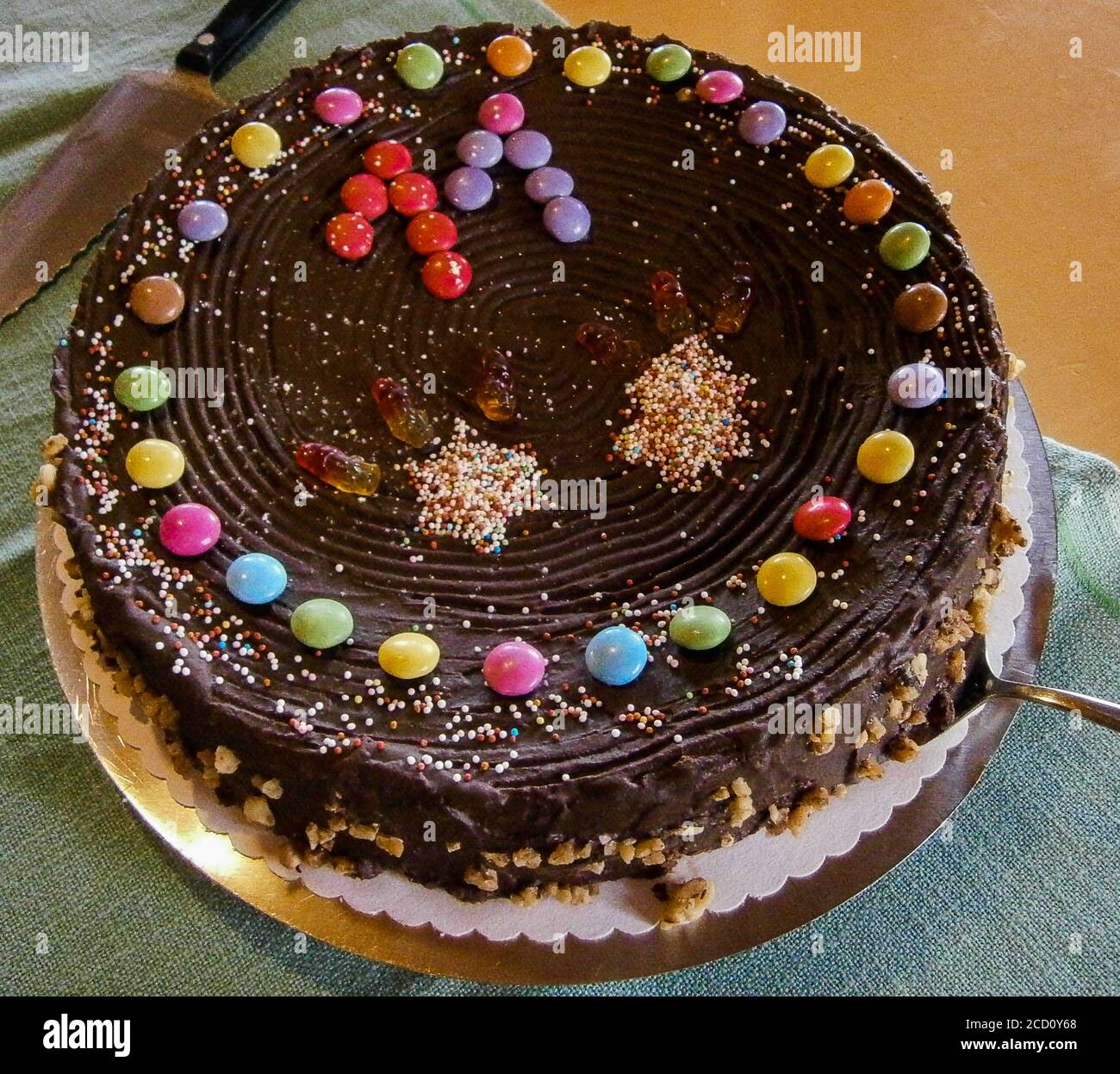 Gateau D Anniversaire Au Chocolat Pour Le Onzieme Anniversaire Decoration Avec Des Gouttes De Chocolat De Couleur Et Des Asperges De Couleur Photo Stock Alamy Gateau D Anniversaire Au Chocolat Pour Le Onzieme Anniversaire Decoration Avec Des Gouttes De Chocolat De Couleur Et Des Asperges De Couleur Photo Stock Alamy