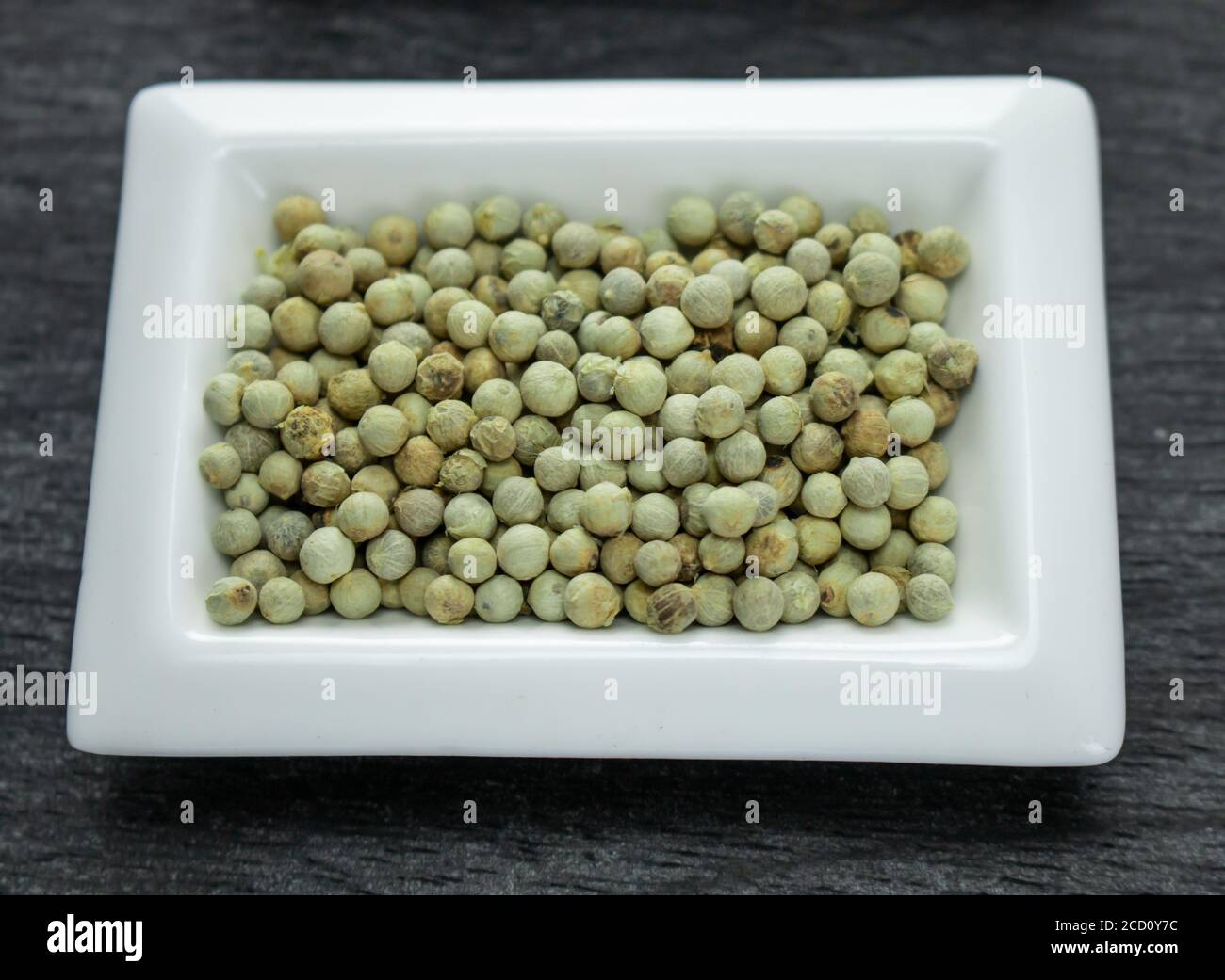 Poivre blanc. Épices colorées dans des bols blancs assaisonnements pour la cuisson. Herbes et épices naturelles. Banque D'Images