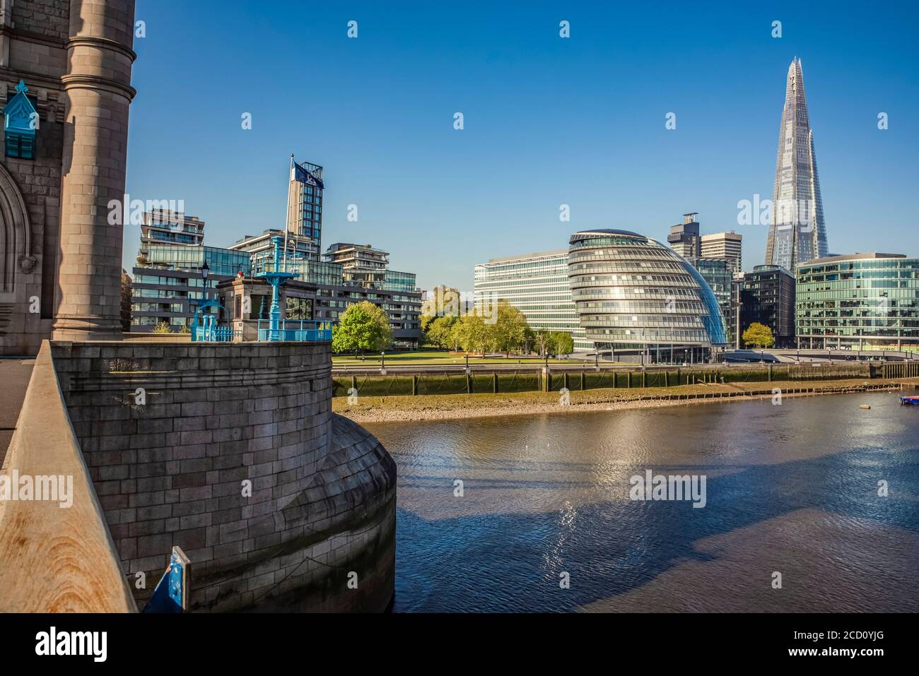Vue sur Londres et la Tamise depuis le Tower Bridge dans le centre de Londres, déserte à l'heure de pointe pendant le confinement national de la pandémie de Covid-19 Banque D'Images