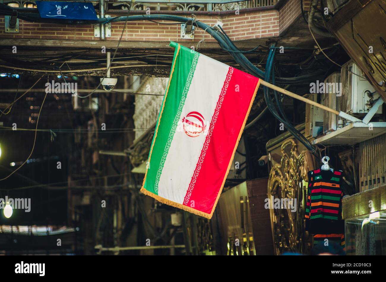 Le drapeau national iranien pendu naturellement dans le grand bazar de Téhéran Banque D'Images