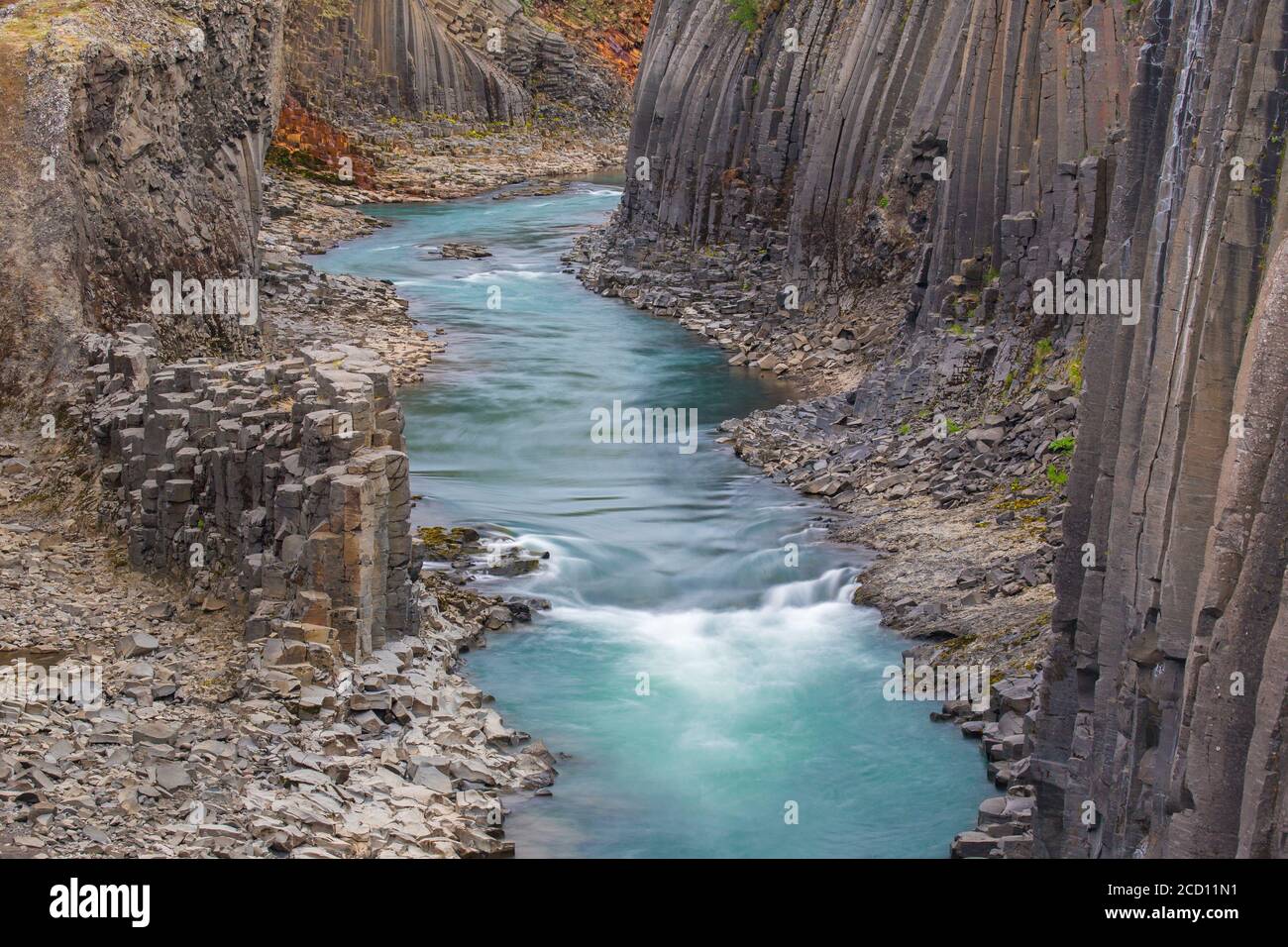 Rivière glaciaire Jökla et colonnes de basalte, formations rocheuses volcaniques à Studlagil / Stuðlagil Canyon, Jökuldalur / Glacier Valley, Austurland, Islande Banque D'Images