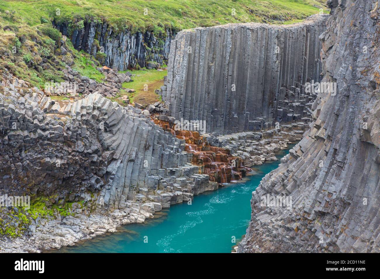 Rivière glaciaire Jökla et colonnes de basalte, formations rocheuses volcaniques à Studlagil / Stuðlagil Canyon, Jökuldalur / Glacier Valley, Austurland, Islande Banque D'Images