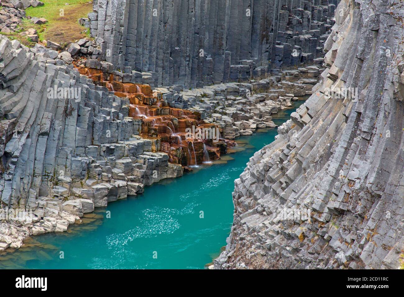 Rivière glaciaire Jökla et colonnes de basalte, formations rocheuses volcaniques à Studlagil / Stuðlagil Canyon, Jökuldalur / Glacier Valley, Austurland, Islande Banque D'Images
