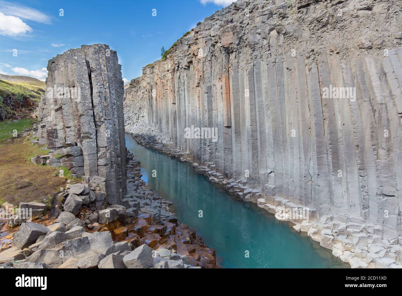 Rivière glaciaire Jökla et colonnes de basalte, formations rocheuses volcaniques à Studlagil / Stuðlagil Canyon, Jökuldalur / Glacier Valley, Austurland, Islande Banque D'Images
