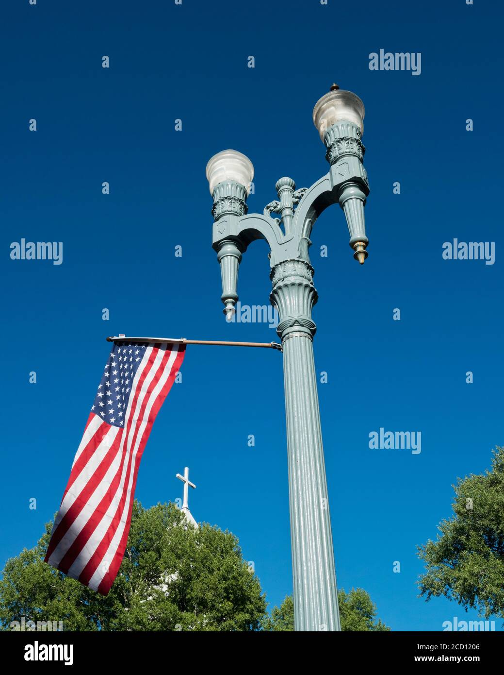 American Flag and Church, Downtown District of Aspen; Aspen, Colorado, États-Unis d'Amérique Banque D'Images
