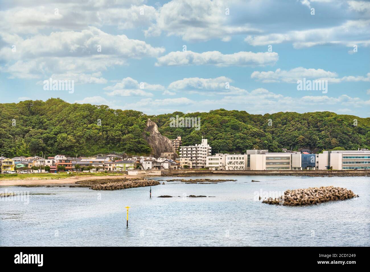 kanagawa, japon - juillet 18 2020 : tétrapodes devant la plage de Kurihama avec les collines de la péninsule de Miura en arrière-plan. Banque D'Images