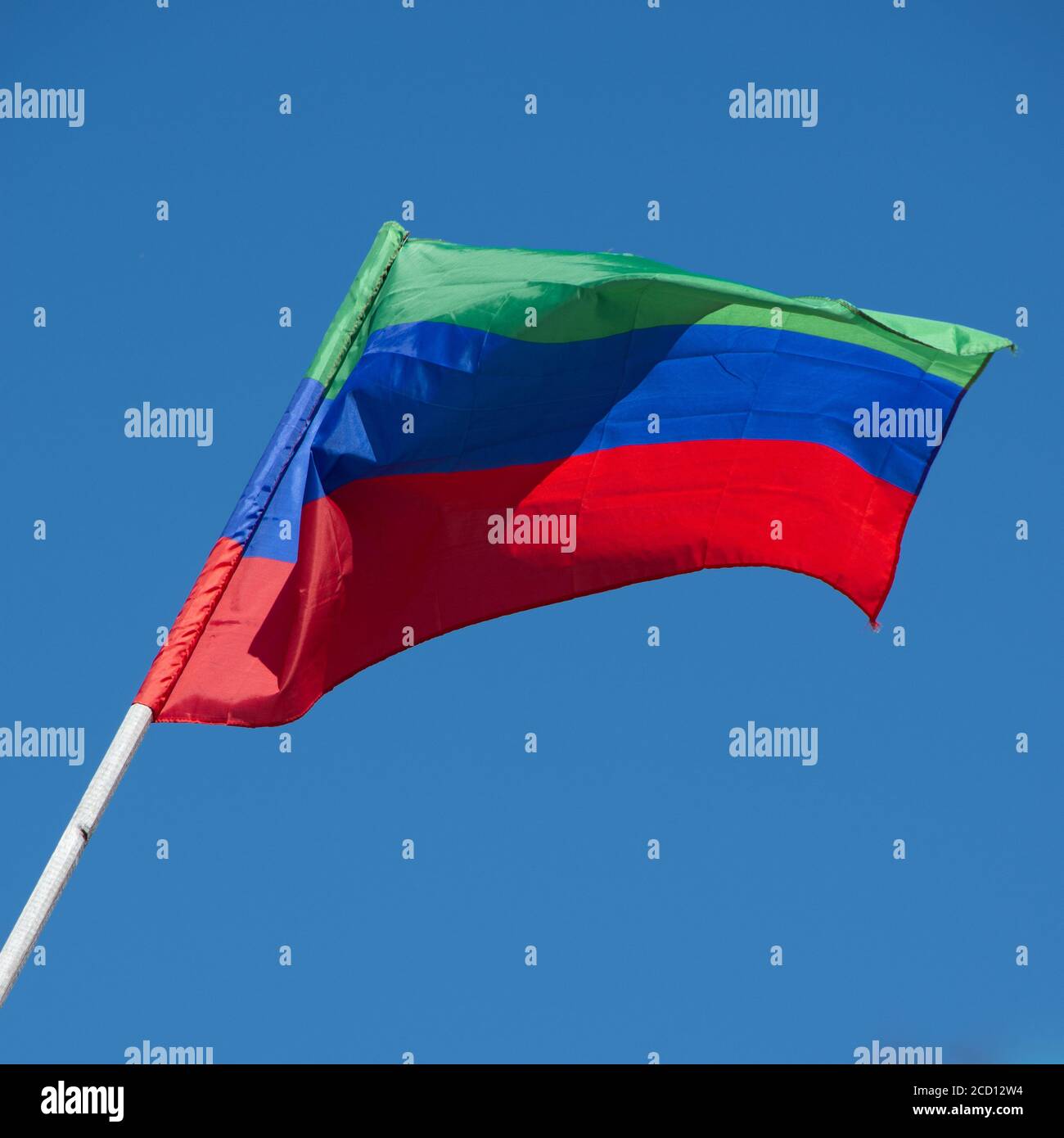 Drapeau de la République du Dagestan (Fédération de Russie), ciel bleu Banque D'Images