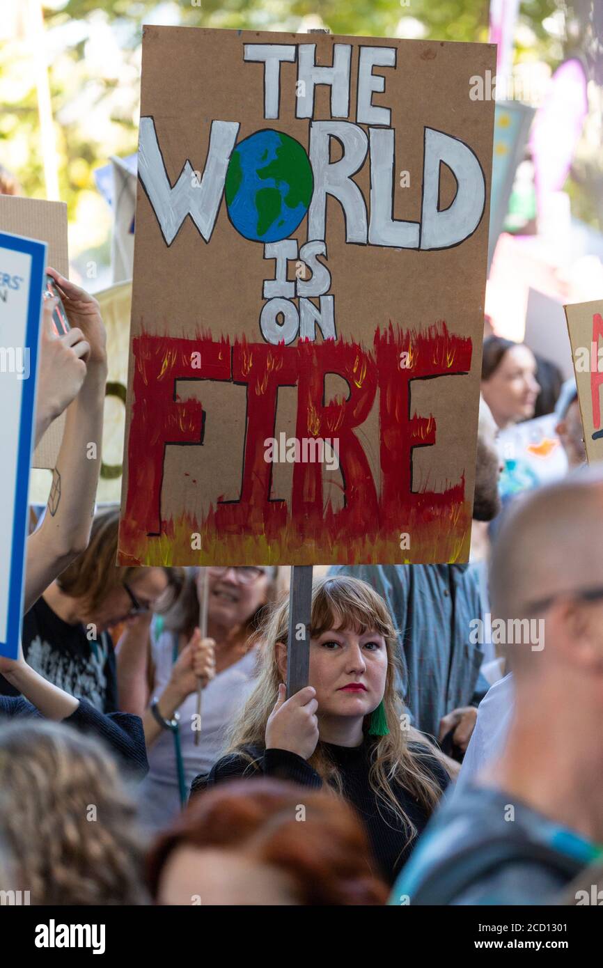 Une jeune fille dans une foule tenant un panneau de protestation lors de la grève climatique, Londres, 20 septembre 2019 Banque D'Images