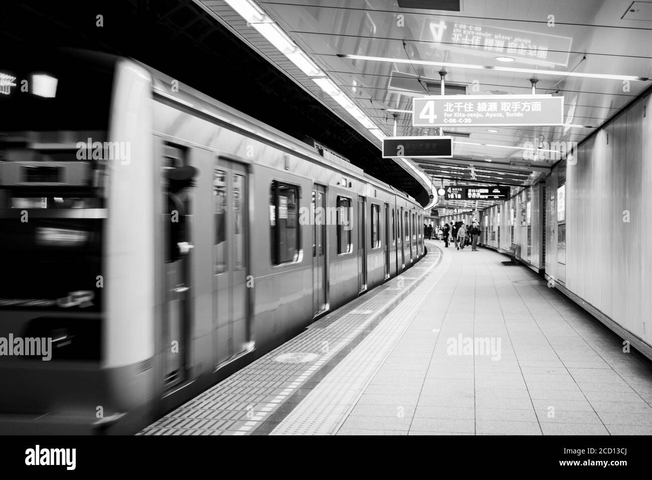 Prise de vue en niveaux de gris de la station de métro de Tokyo Banque D'Images