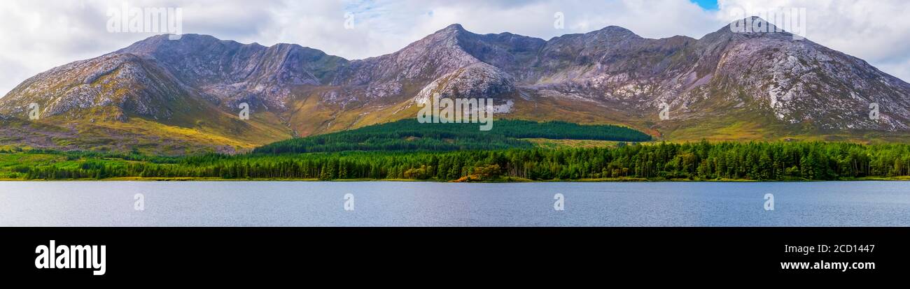 Vue panoramique sur les douze Bens Mountains avec Lough Inagh en premier plan ; Connemara, comté de Galway, Irlande Banque D'Images