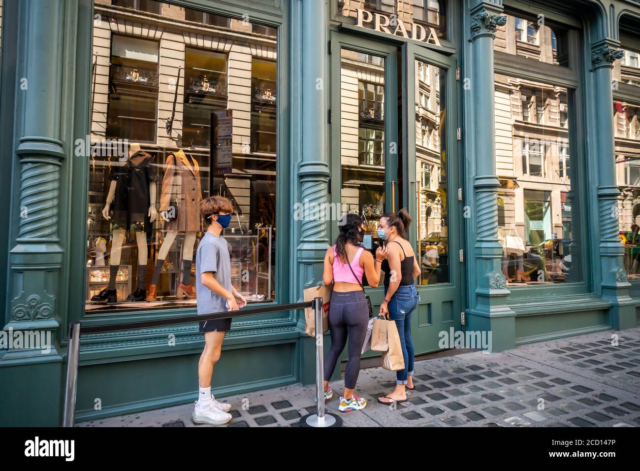 Les clients attendent d'entrer dans le magasin Prada de Soho à New York le dimanche 23 août 2020. ( © Richard B. Levine) Banque D'Images