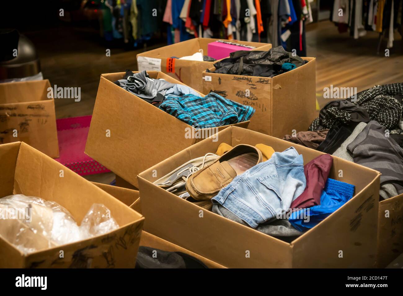 Boîtes de vêtements usagés en attente de prix et de tri dans un magasin thrift de New York le vendredi 21 août 2020. (© Richard B. Levine) Banque D'Images