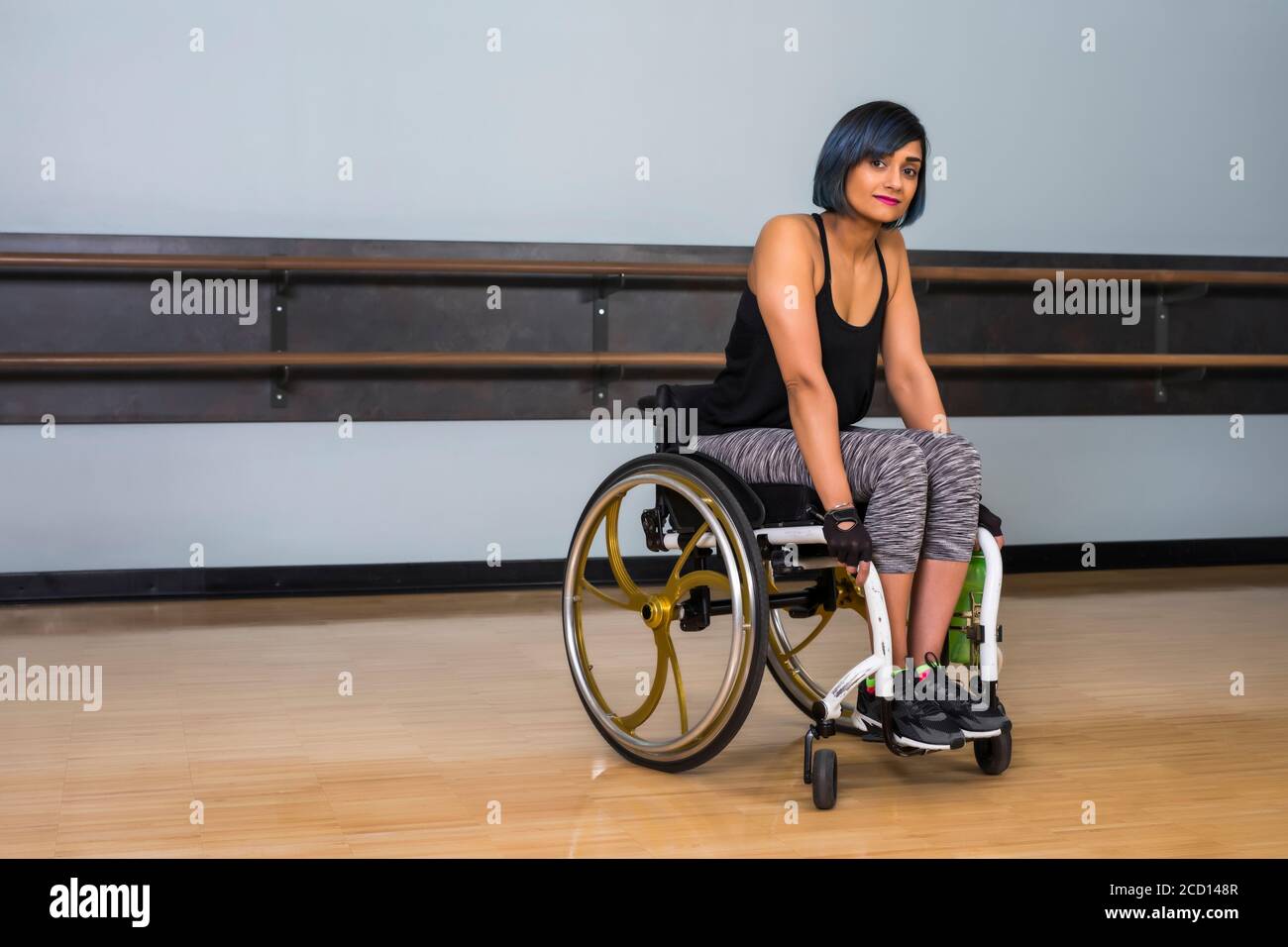 Une femme paraplégique prenant une pause dans un gymnase après avoir fait de l'exercice dans une installation de loisirs : Sherwood Park, Alberta, Canada Banque D'Images