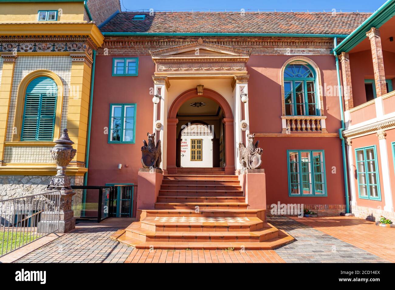 Pecs, Hongrie - 21.08.2020: Magnifique bâtiment rose dans le célèbre quartier coloré de Zsolnay à Pécs Banque D'Images