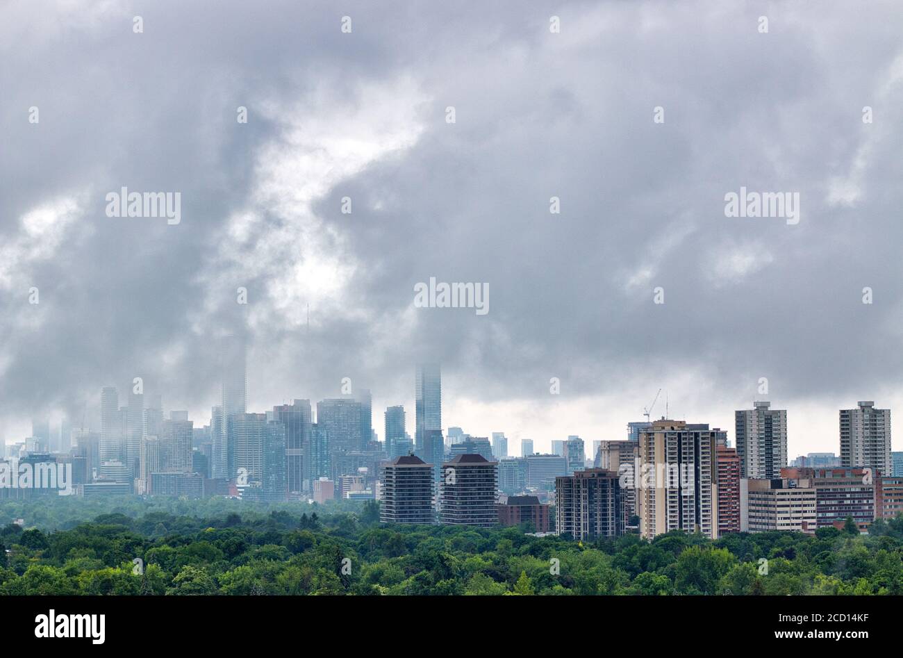 Nuages orageux au-dessus du centre-ville et du centre-ville de Toronto après l'orage d'été Banque D'Images