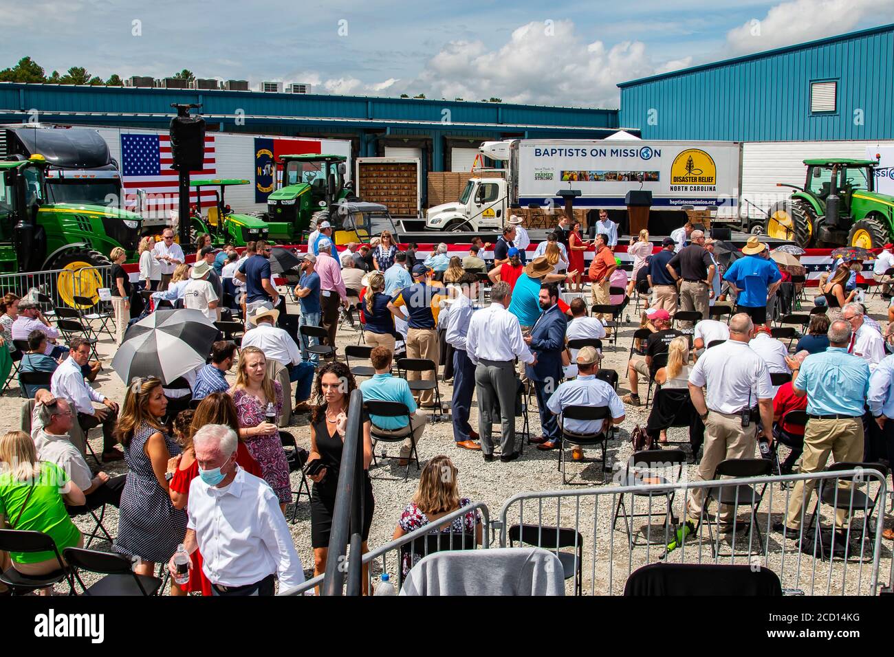 La foule commence à se former pour entendre le président Trump Parlez du succès des agriculteurs à la nourriture des familles Programme d'alimentation de la boîte Banque D'Images