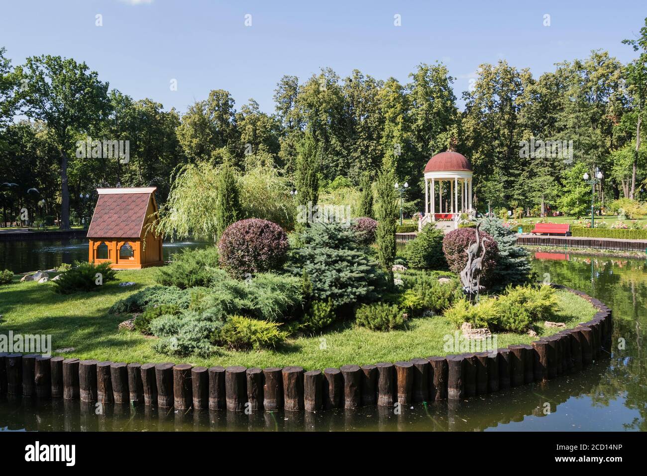 Aménagement paysager avec étang et belvédère dans le parc de la ville. Banque D'Images