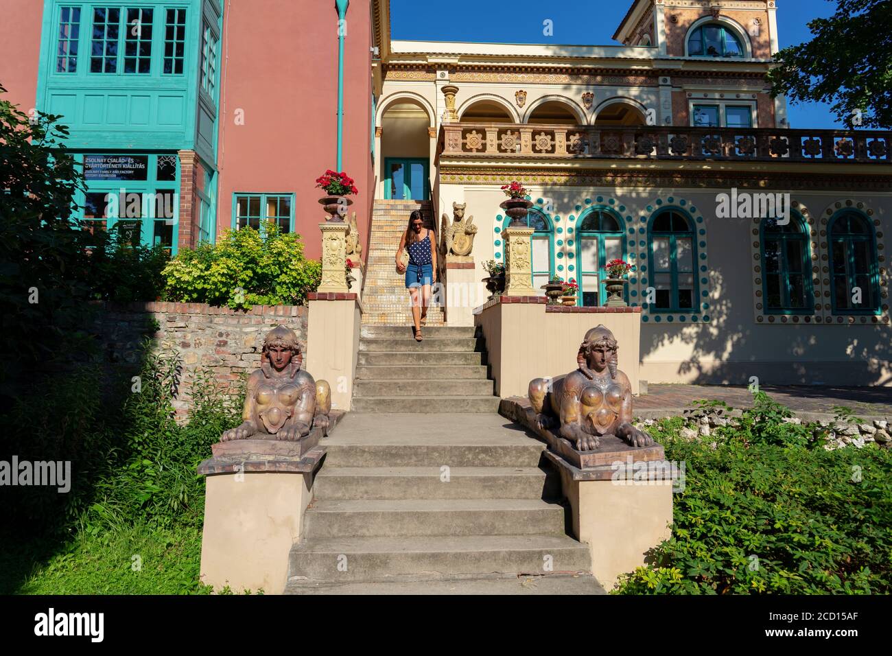 Pecs, Hongrie - 21.08.2020: Magnifique bâtiment coloré dans le célèbre quartier coloré de Zsolnay à Pécs avec une femme de toursit Banque D'Images