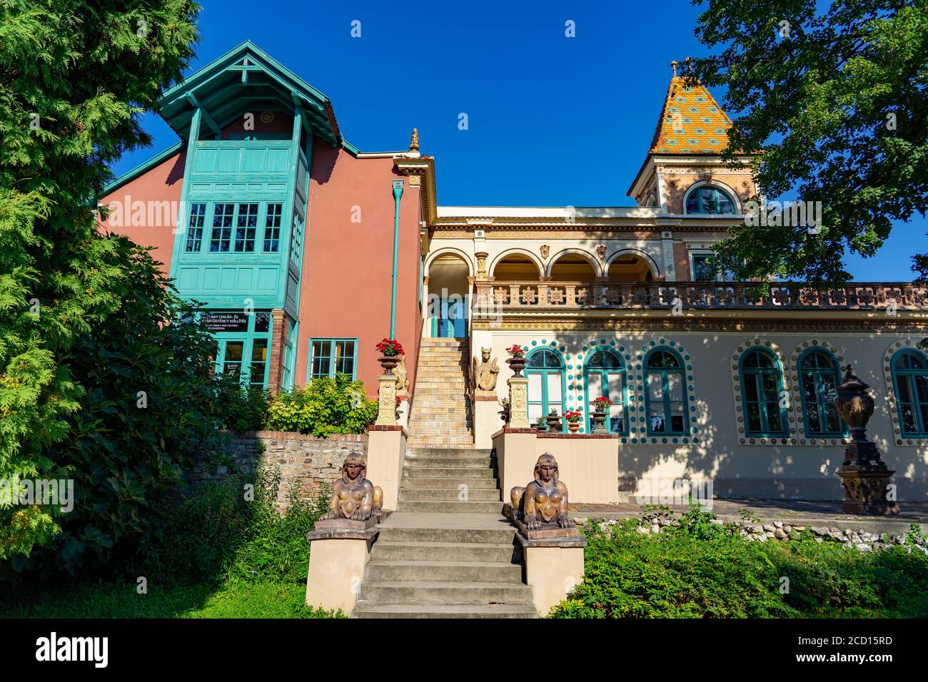 Pecs, Hongrie - 21.08.2020: Magnifique bâtiment coloré dans le célèbre quartier coloré de Zsolnay à Pécs Banque D'Images