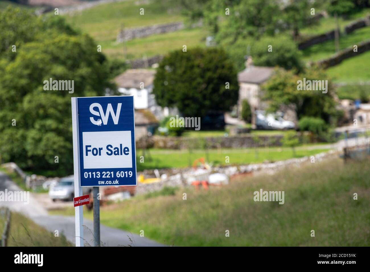 A vendre signe dans une propriété rurale dans le parc national de Yorkshire Dales, Royaume-Uni. Banque D'Images