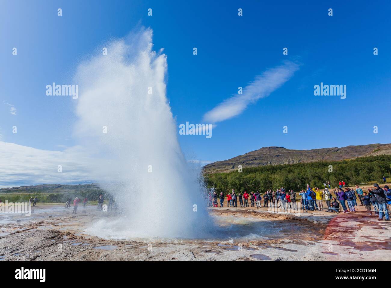 Haukadalsvegur, Islande - 6 août 2018 : éruption du geyser de Strokkur. Banque D'Images