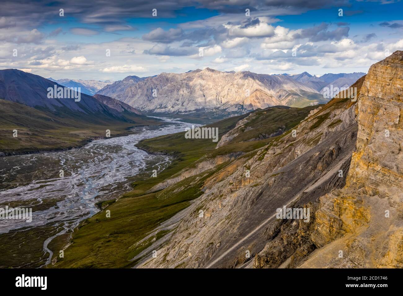 Vue depuis le sommet de la colline de la rivière tressée Marsh Fork et des montagnes environnantes, avec le soleil frappant une montagne en arrière-plan, pendant un été ensoleillé... Banque D'Images