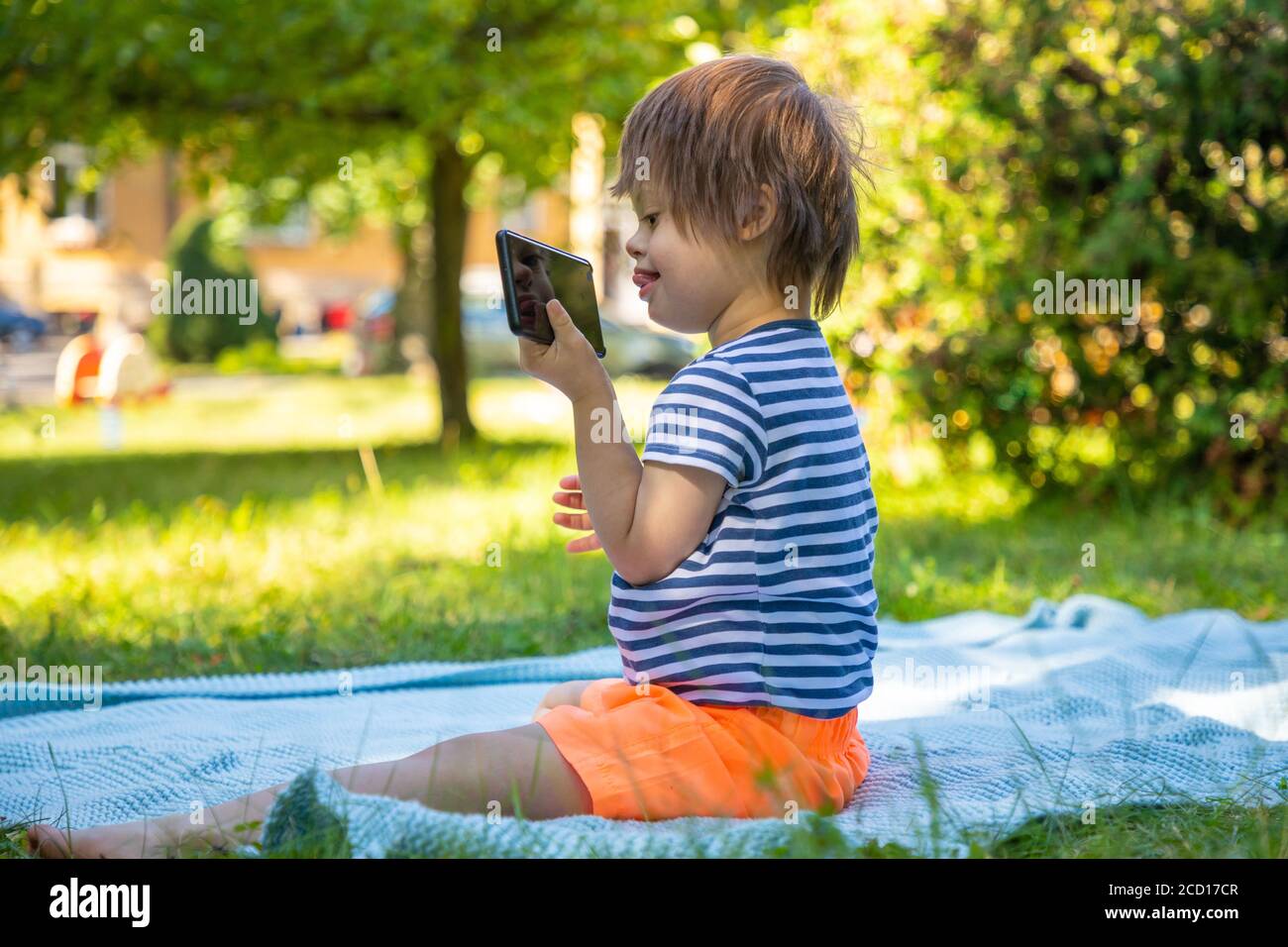 Portrait de bébé garçon avec le syndrome de Down jouant en été jour sur la nature Banque D'Images