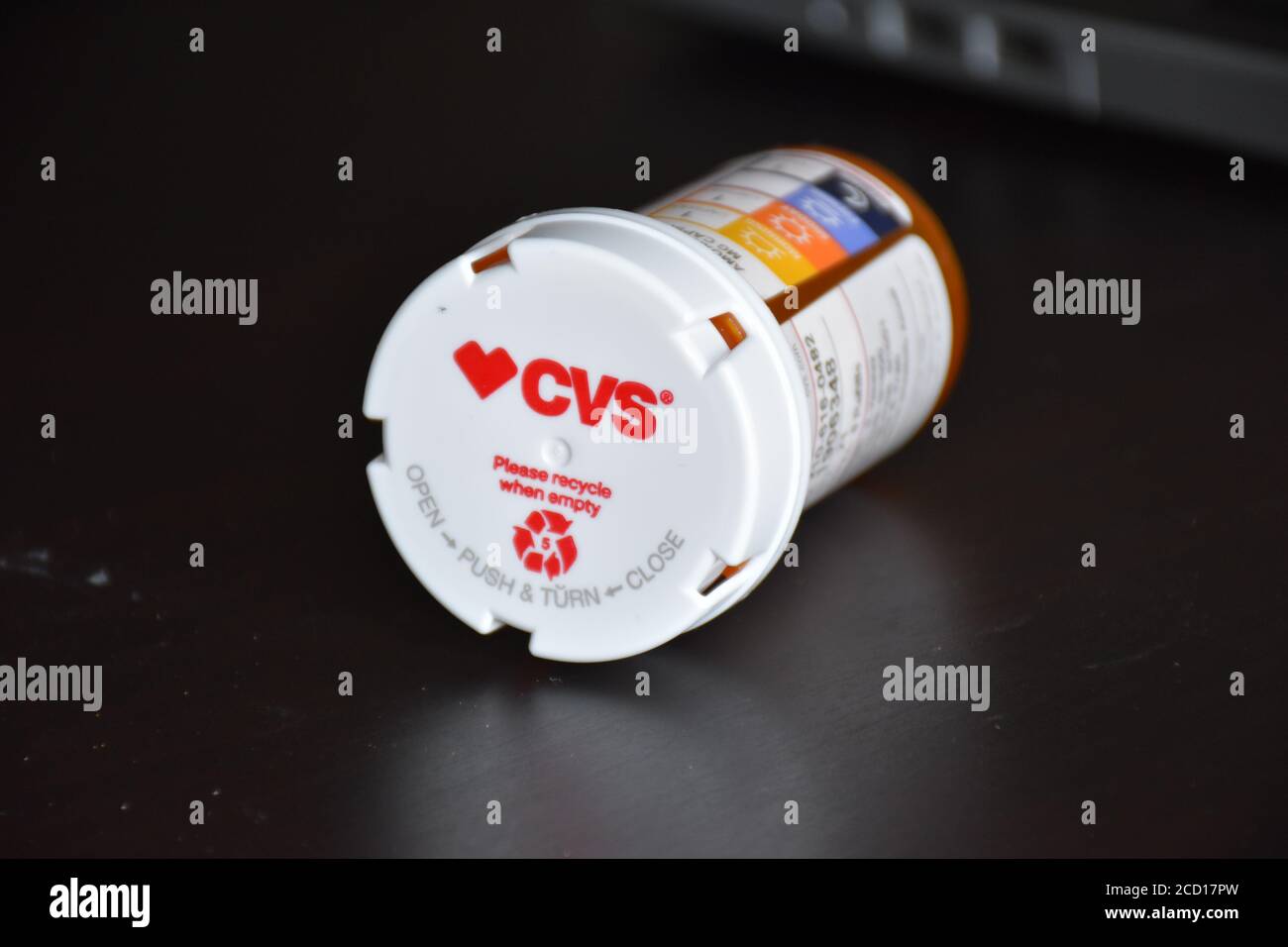 San Antonio, Texas/USA - 25 août 2020:Voir un contenant de médicaments d'ordonnance de CVS Pharmacy avec le bouchon sur. Flacon de pilule CVS avec le nouveau h Banque D'Images