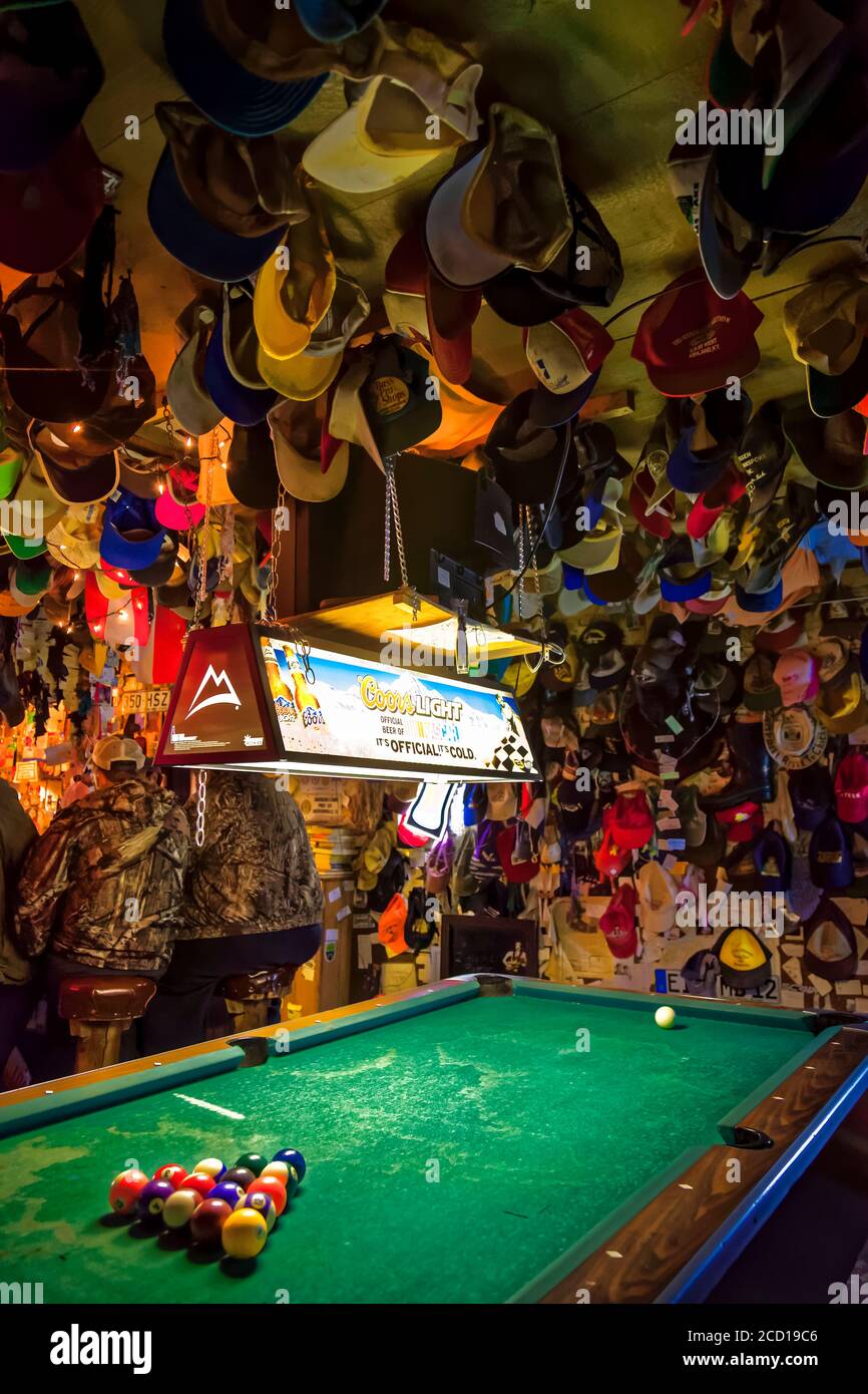 Intérieur de Chicken Creek Saloon avec table de billard, décoré avec des casquettes de baseball, Downtown Chicken, intérieur Alaska Banque D'Images