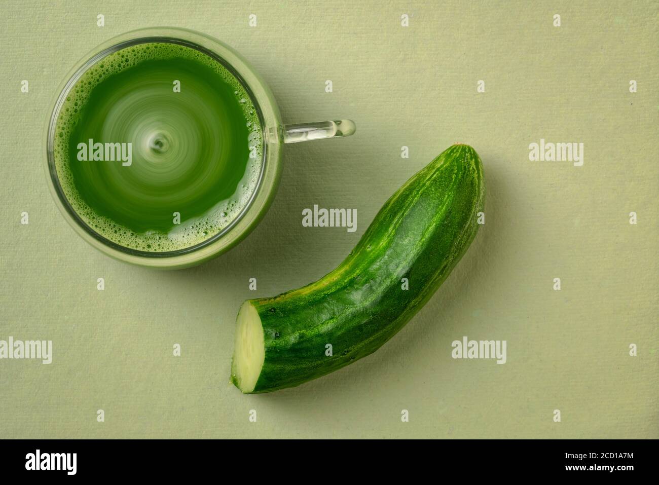 une tasse de verre de jus de concombre frais fait maison sur fond de papier avec un espace de copie, concept de saine alimentation Banque D'Images
