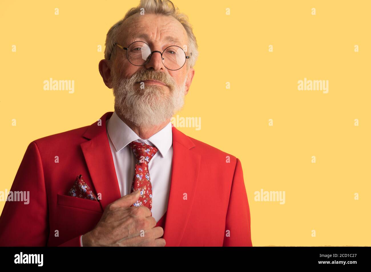 Portrait à la taille du cadre supérieur en costume rouge tendance avec  cravate souriant à l'appareil photo tout en se tenant sur fond jaune Photo  Stock - Alamy