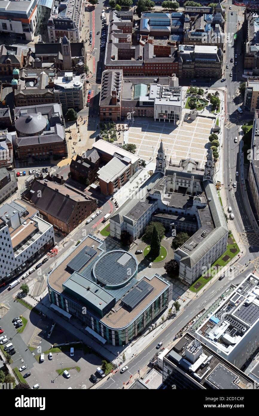 Vue aérienne de la Leeds Beckett Business School, de la Civic Hall et de Millennium Square, Leeds, West Yorkshire Banque D'Images