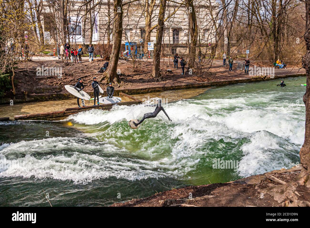 Surf sur l'Eisbach à Munich, Allemagne. La vague debout peut être surfée aussi longtemps que son solde est en attente, et dans les temps occupés une file d'attente de surfeurs se forme sur la banque Banque D'Images