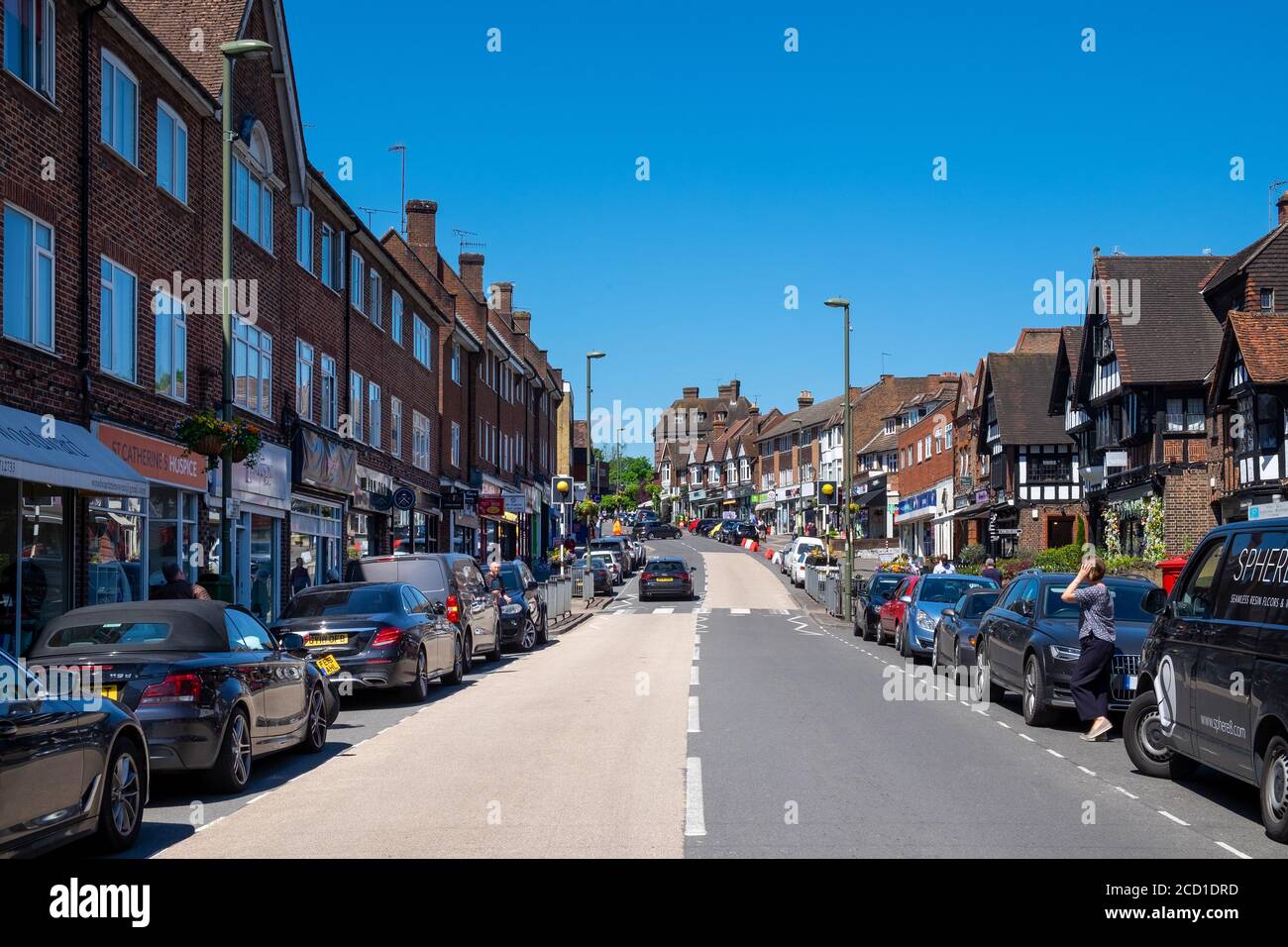 High Street avec boutiques et voitures garées, Oxted, Surrey, Angleterre, GB Banque D'Images