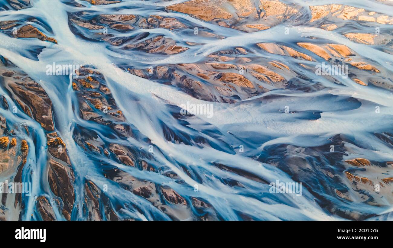 Un fleuve glaciaire d'en haut. Photographie aérienne des cours d'eau des glaciers islandais. Bel art de la nature mère créé en Islande Banque D'Images