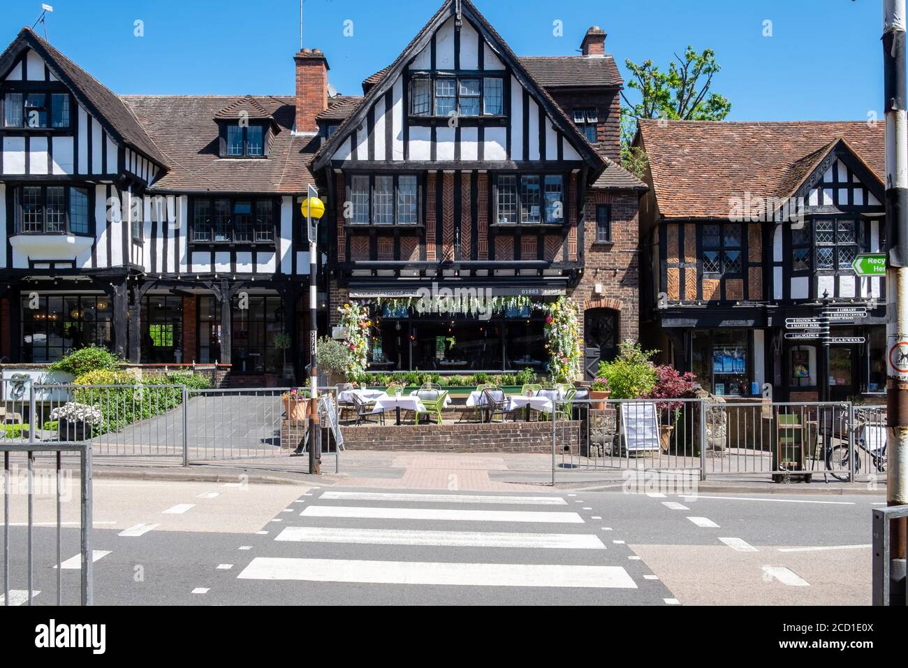 Zebra Crossing et demi-boutiques à colombages, Oxted, Surrey, Angleterre, GB Banque D'Images