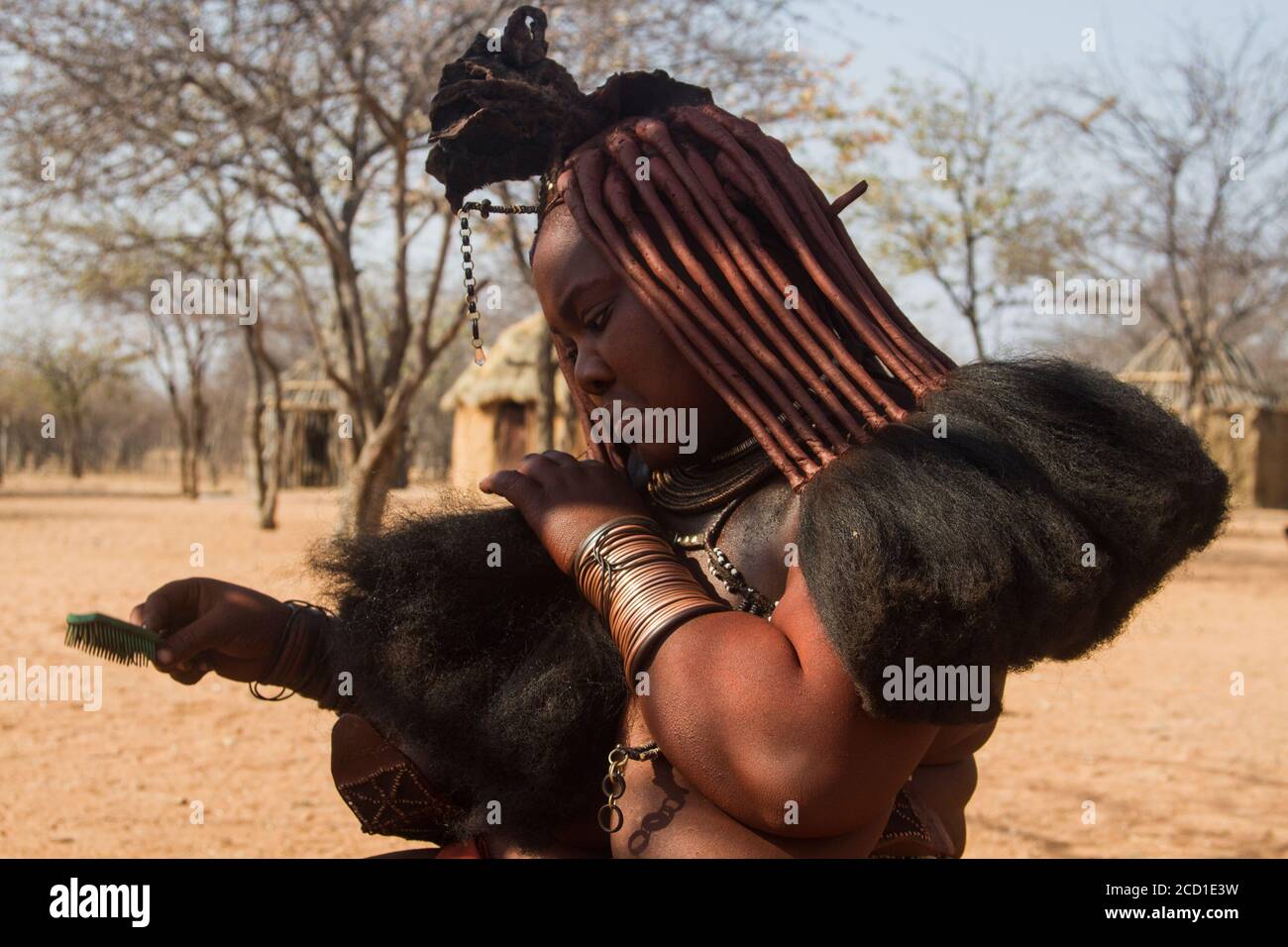 Femme Himba d'Otjikandero Himba Orphan Village, près de Kamanjab, Namibie Banque D'Images
