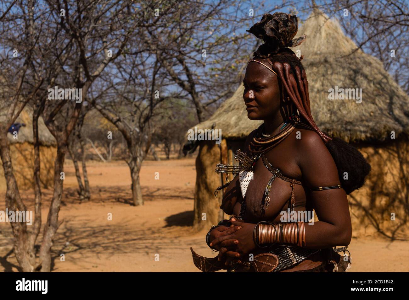 Femme Himba d'Otjikandero Himba Orphan Village, près de Kamanjab, Namibie Banque D'Images