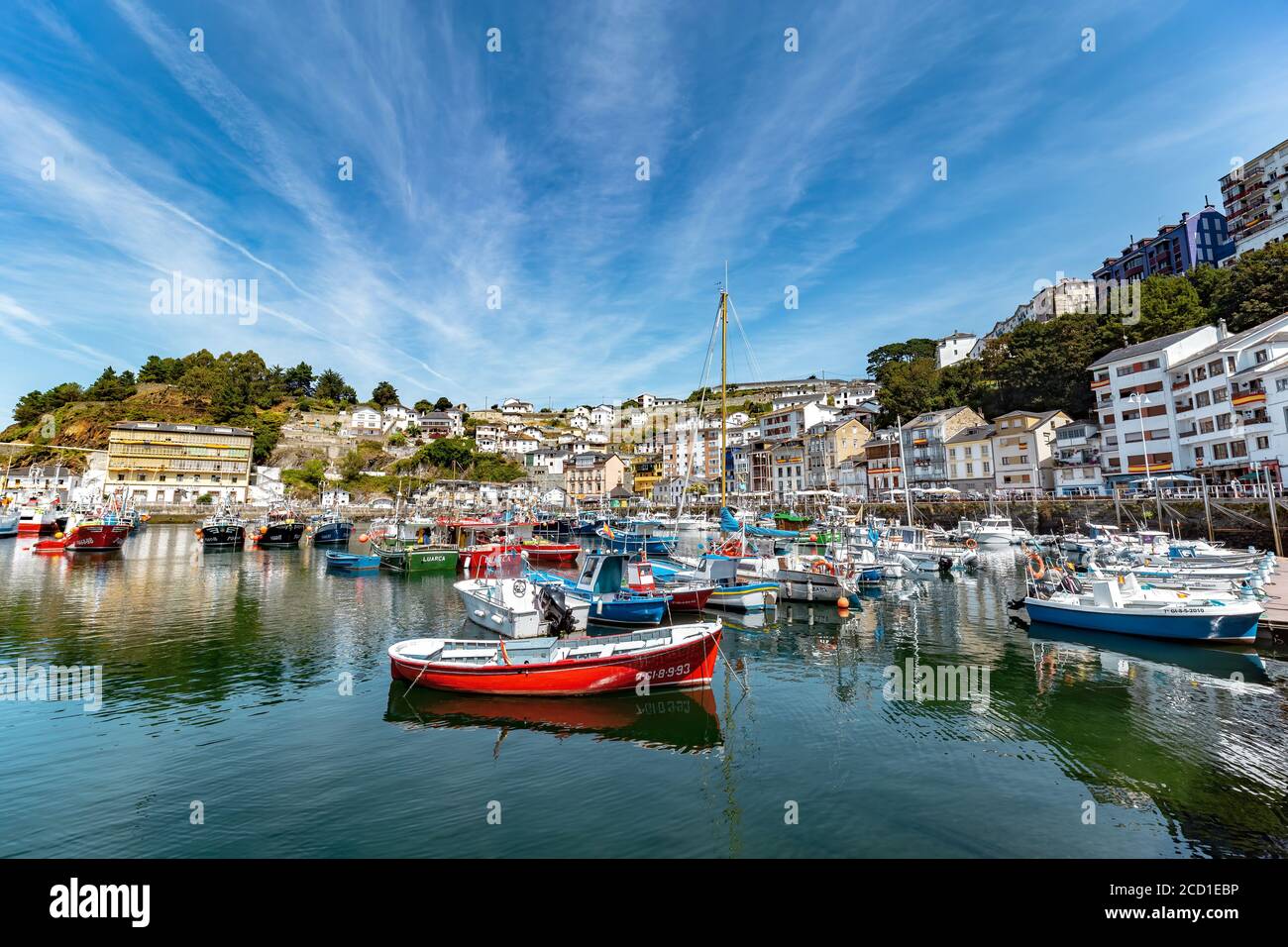 Port de pêche coloré. Luarca. Asturies. Luarca est bien connu pour sa belle architecture, ses paysages, sa gastronomie et ses attractions touristiques. Banque D'Images