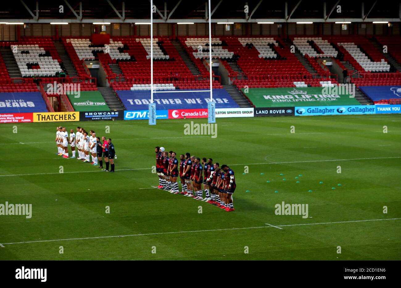 Les joueurs de Bristol Bears et Exeter Chiefs font la queue en observant un silence de quelques minutes en faveur du NHS avant le début du match de la première Gallagher à Ashton Gate, Bristol. Banque D'Images