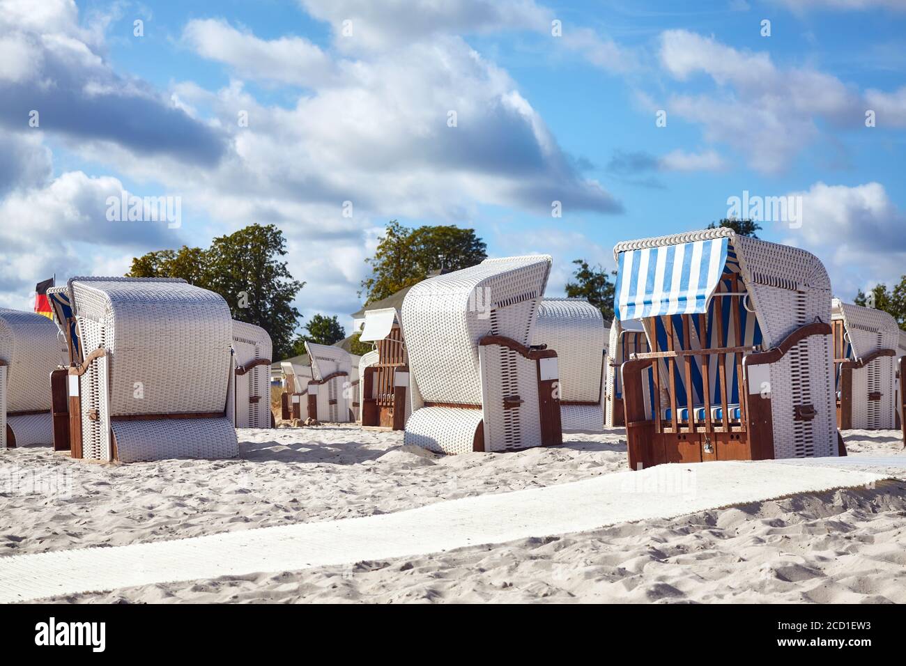 Chaises de plage en osier sur une plage à Ueckermunde, Allemagne. Banque D'Images