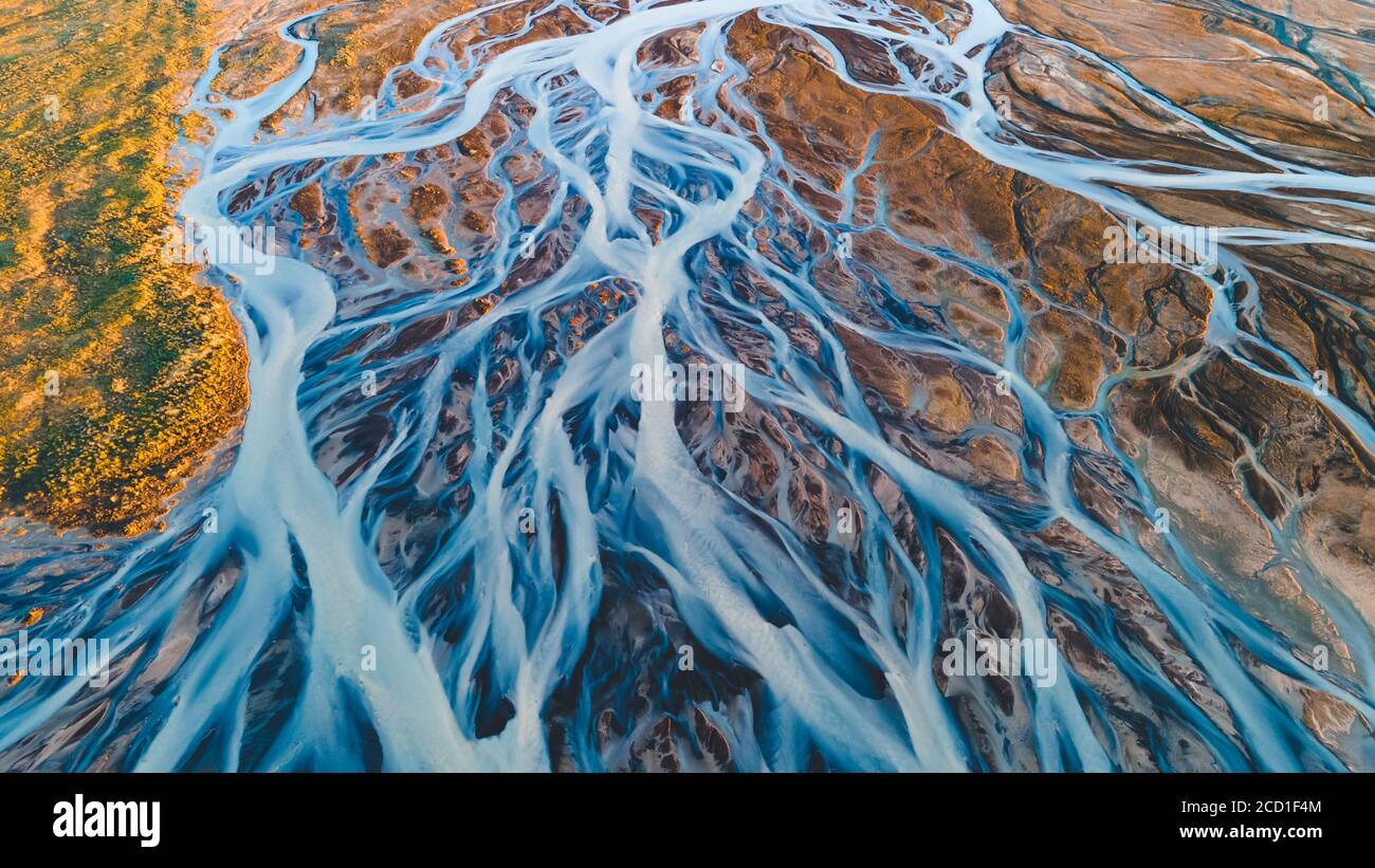 Un fleuve glaciaire d'en haut. Photographie aérienne des cours d'eau des glaciers islandais. Bel art de la nature mère créé en Islande Banque D'Images