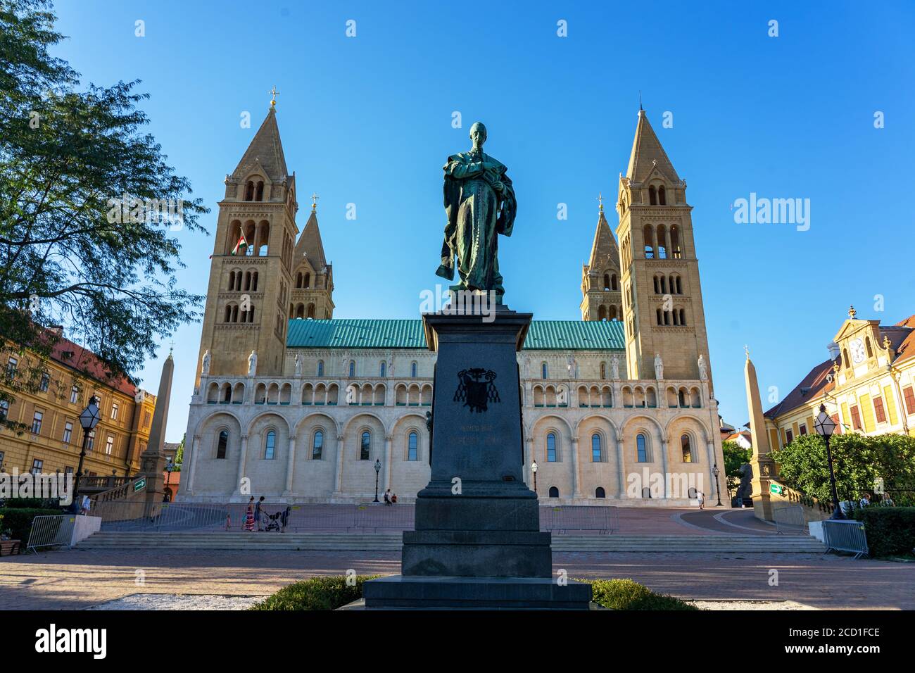 Statue d'Ignac Szepesy et basilique Saint-Pierre-et-Saint-Paul, Cathédrale du Pecs en Hongrie le panneau sur la statue indique l'évêque d'Ignac Szepesy Banque D'Images